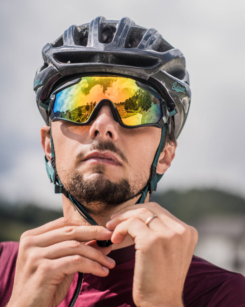 KRONO Rundum verspiegelte Fahrradsonnenbrille, getragen mit einem Fahrradhelm