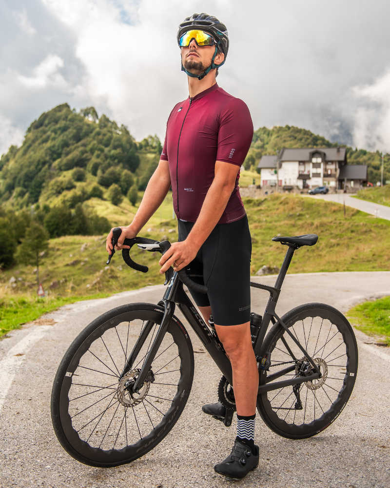 Radfahrer trägt KRONO verspiegelte Fahrradbrille