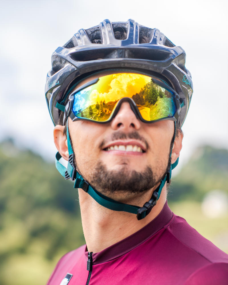 Vorderansicht eines Radfahrers mit KRONO verspiegelte Sportsonnenbrille